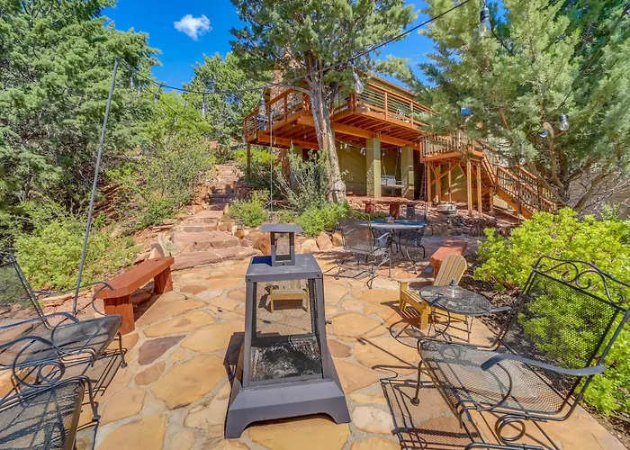 Hot Tub, Fire Pit & Deck: Chic Arizona Retreat *