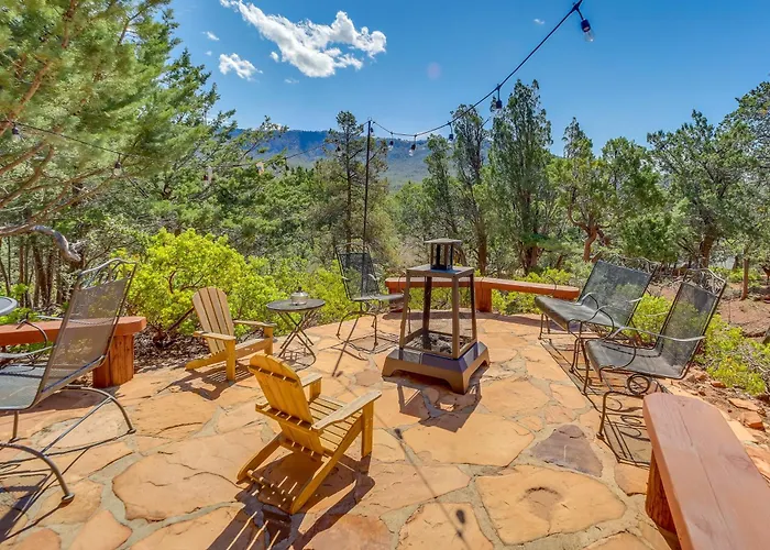 Hot Tub, Fire Pit & Deck: Chic Arizona Retreat *
